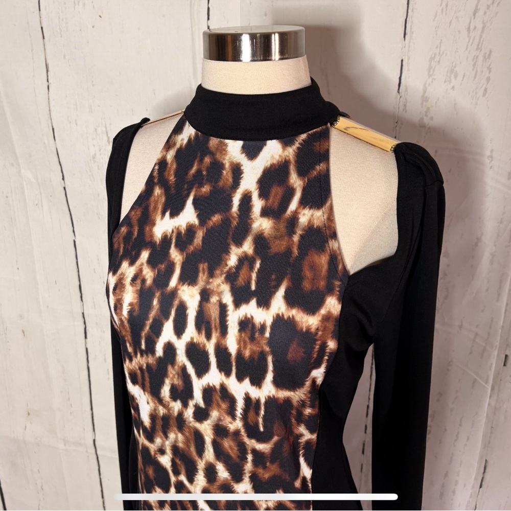 Chic Black and White Top - Picture 2 of 10